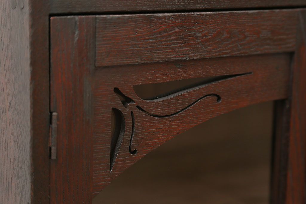 アンティーク家具　アンティーク 古い栓材の小振りな本箱(ブックケース、本棚)