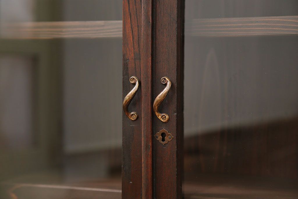 アンティーク家具　アンティーク 古い栓材の小振りな本箱(ブックケース、本棚)