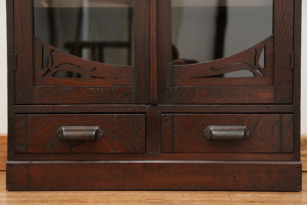 アンティーク家具　アンティーク 古い栓材の小振りな本箱(ブックケース、本棚)