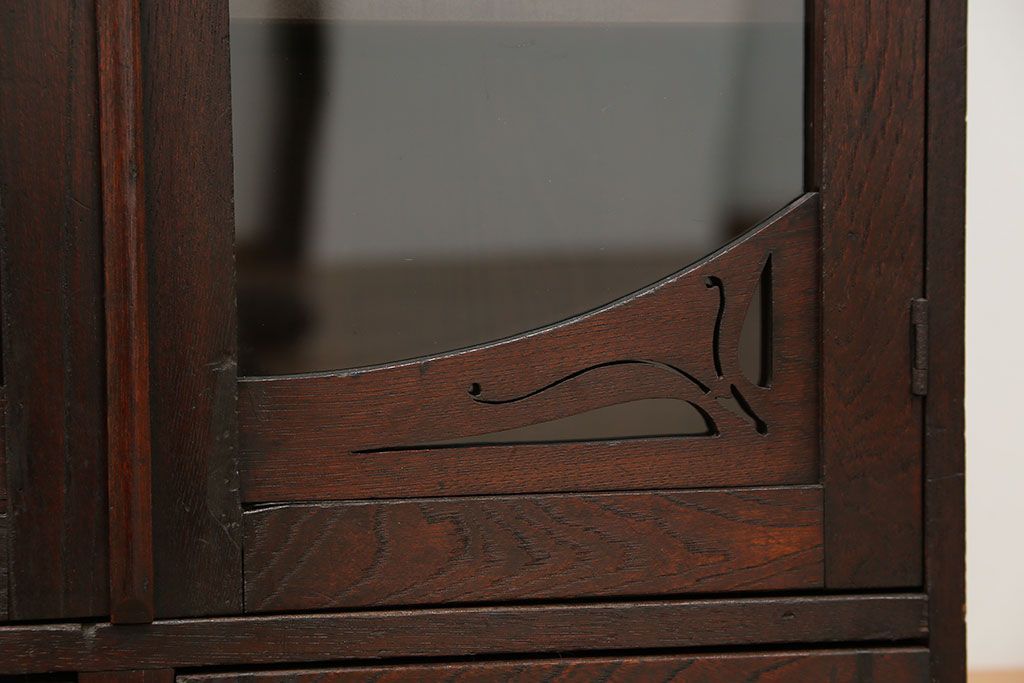 アンティーク家具　アンティーク 古い栓材の小振りな本箱(ブックケース、本棚)