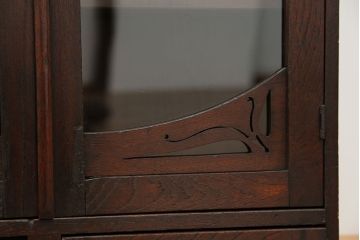 アンティーク家具　アンティーク 古い栓材の小振りな本箱(ブックケース、本棚)