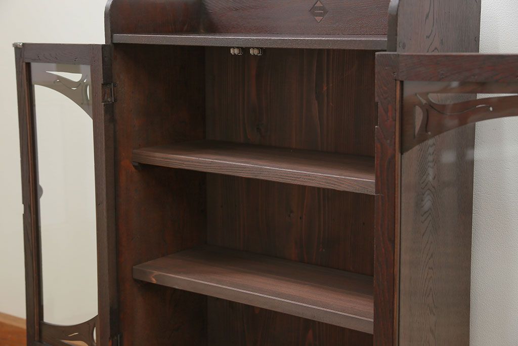 アンティーク家具　アンティーク 古い栓材の小振りな本箱(ブックケース、本棚)