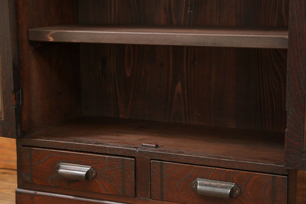 アンティーク家具　アンティーク 古い栓材の小振りな本箱(ブックケース、本棚)