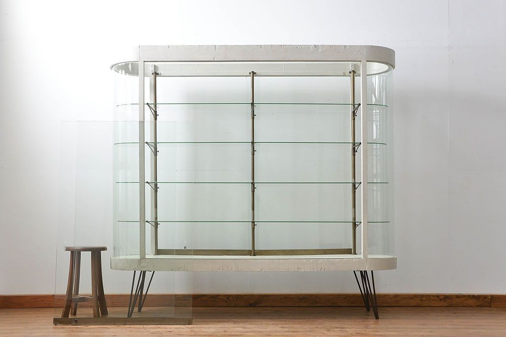 アンティーク家具　アンティーク 特大　白いペイントのオーバルガラスケース(ショーケース、飾り棚)