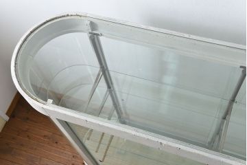 アンティーク家具　アンティーク 特大　白いペイントのオーバルガラスケース(ショーケース、飾り棚)