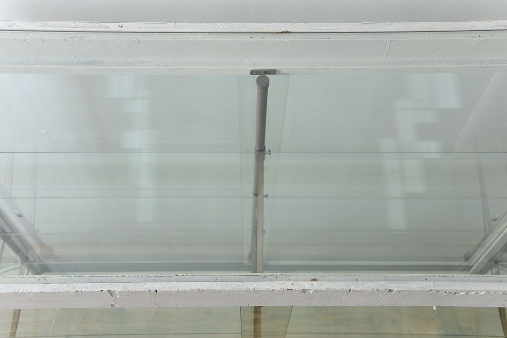 アンティーク家具　アンティーク 特大　白いペイントのオーバルガラスケース(ショーケース、飾り棚)