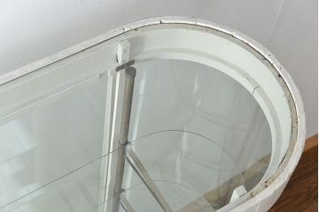 アンティーク家具　アンティーク 特大　白いペイントのオーバルガラスケース(ショーケース、飾り棚)