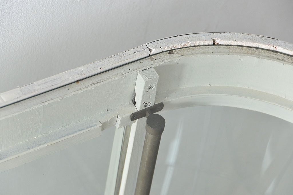 アンティーク家具　アンティーク 特大　白いペイントのオーバルガラスケース(ショーケース、飾り棚)