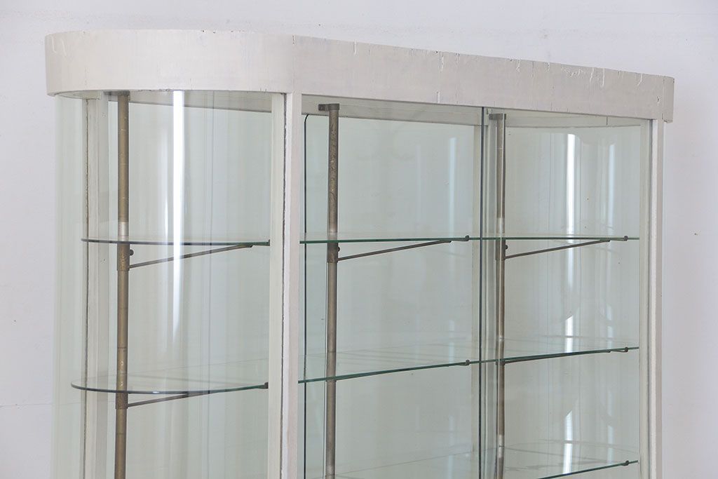 アンティーク家具　アンティーク 特大　白いペイントのオーバルガラスケース(ショーケース、飾り棚)