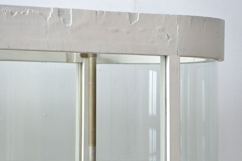 アンティーク家具　アンティーク 特大　白いペイントのオーバルガラスケース(ショーケース、飾り棚)