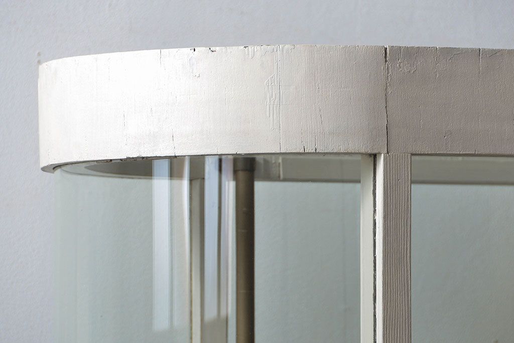 アンティーク家具　アンティーク 特大　白いペイントのオーバルガラスケース(ショーケース、飾り棚)