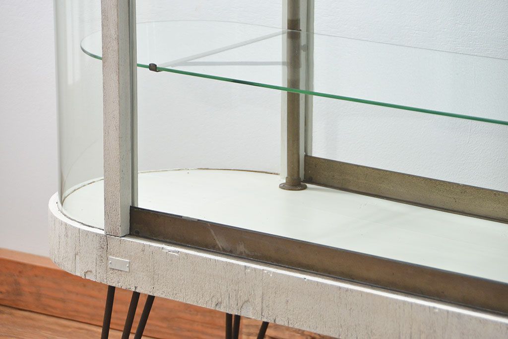 アンティーク家具　アンティーク 特大　白いペイントのオーバルガラスケース(ショーケース、飾り棚)