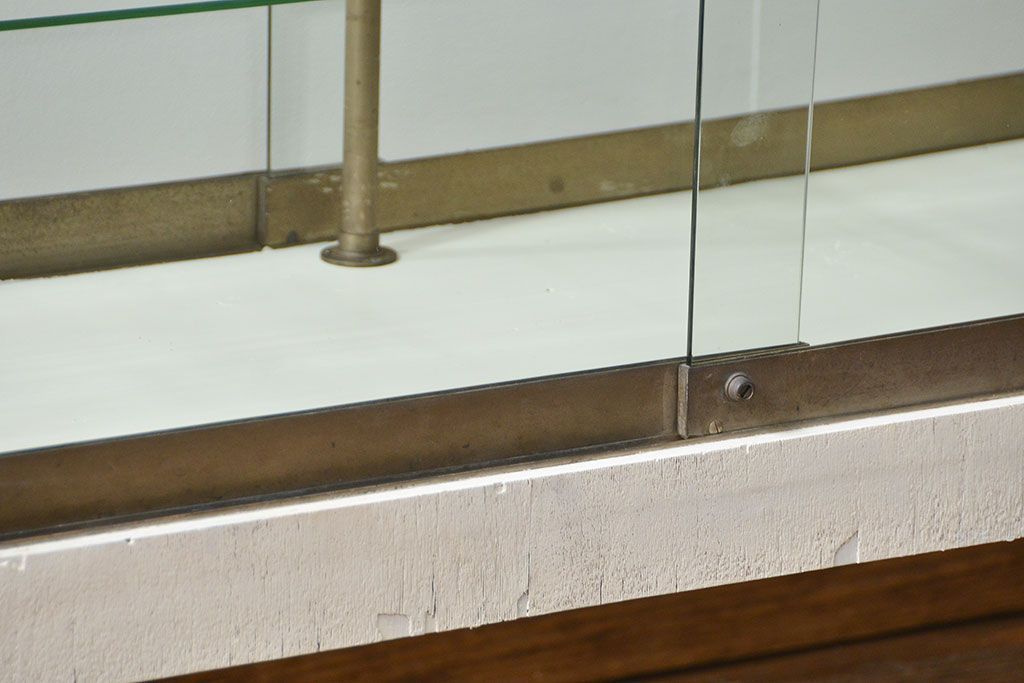 アンティーク家具　アンティーク 特大　白いペイントのオーバルガラスケース(ショーケース、飾り棚)