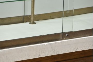 アンティーク家具　アンティーク 特大　白いペイントのオーバルガラスケース(ショーケース、飾り棚)