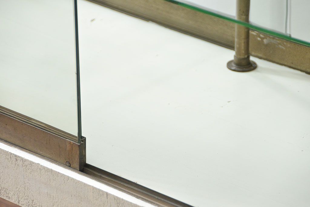 アンティーク家具　アンティーク 特大　白いペイントのオーバルガラスケース(ショーケース、飾り棚)