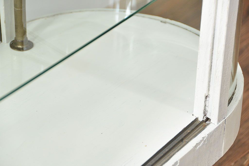 アンティーク家具　アンティーク 特大　白いペイントのオーバルガラスケース(ショーケース、飾り棚)