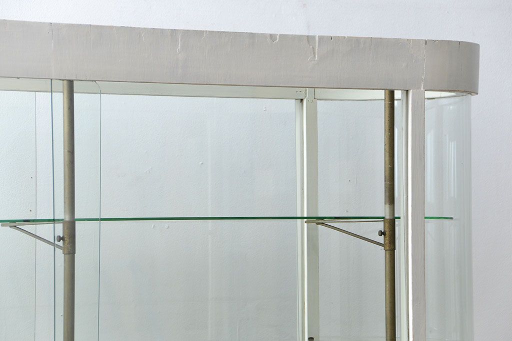 アンティーク家具　アンティーク 特大　白いペイントのオーバルガラスケース(ショーケース、飾り棚)