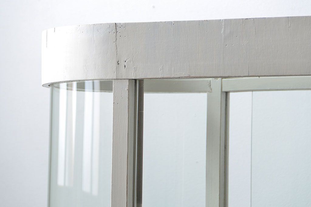 アンティーク家具　アンティーク 特大　白いペイントのオーバルガラスケース(ショーケース、飾り棚)