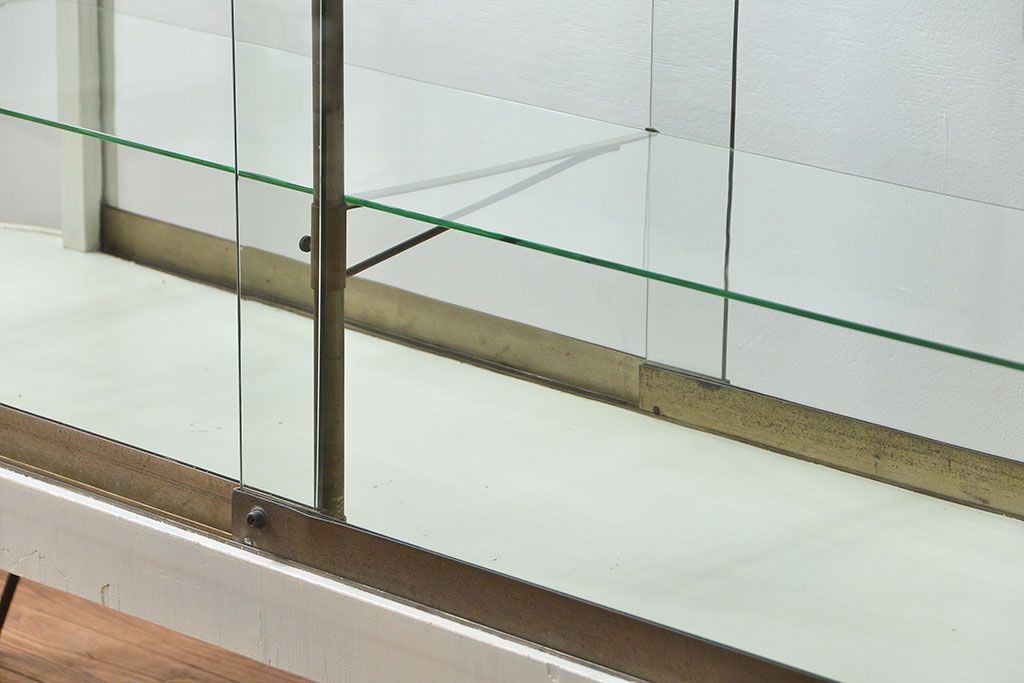 アンティーク家具　アンティーク 特大　白いペイントのオーバルガラスケース(ショーケース、飾り棚)