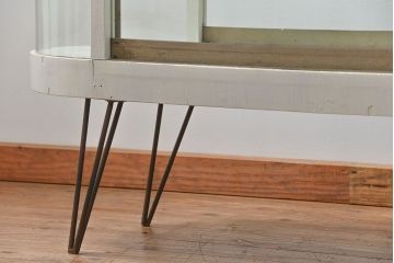 アンティーク家具　アンティーク 特大　白いペイントのオーバルガラスケース(ショーケース、飾り棚)