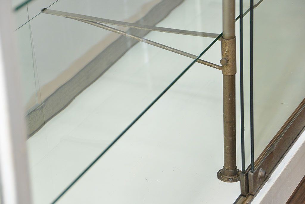 アンティーク家具　アンティーク 特大　白いペイントのオーバルガラスケース(ショーケース、飾り棚)