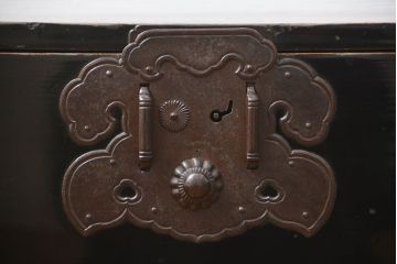 アンティーク家具　古民具・骨董 シックな庄内箪笥ローボード(1)(ローチェスト、時代箪笥)