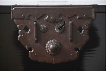 アンティーク家具　アンティーク 上手物 五丁引き 黒漆塗り 角手　庄内箪笥(時代箪笥)