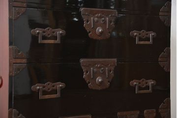 アンティーク家具　アンティーク 上手物 五丁引き 黒漆塗り 角手　庄内箪笥(時代箪笥)