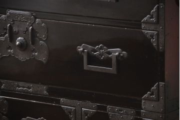 アンティーク家具　特別注文造り　内部までも漆仕上げ　六丁引き庄内箪笥(時代箪笥)