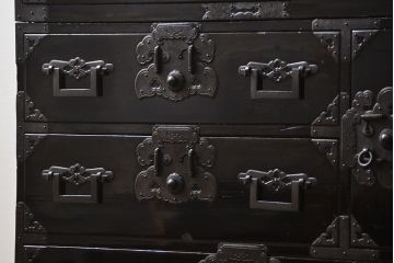 アンティーク家具　特別注文造り　内部までも漆仕上げ　六丁引き庄内箪笥(時代箪笥)