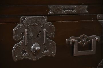 アンティーク家具　特別注文造り　内部までも漆仕上げ　六丁引き庄内箪笥(時代箪笥)