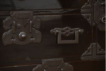 アンティーク家具　特別注文造り　内部までも漆仕上げ　六丁引き庄内箪笥(時代箪笥)
