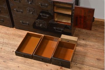 アンティーク家具　特別注文造り　内部までも漆仕上げ　六丁引き庄内箪笥(時代箪笥)