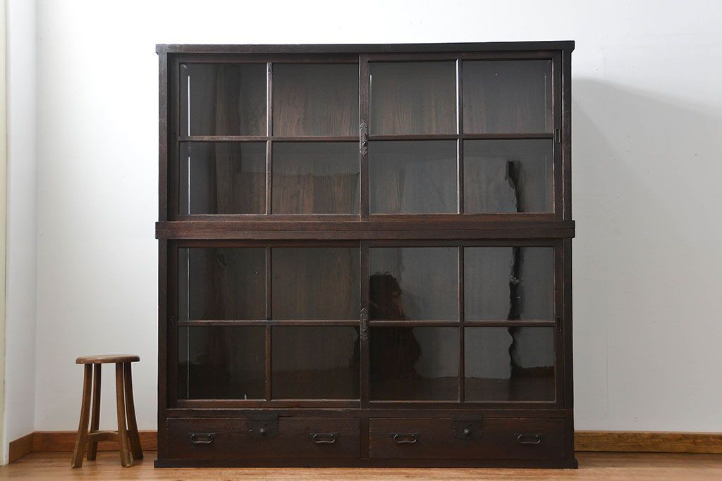アンティーク家具　古民具・骨董 重厚な金具の付いた大きなガラス収納棚(ガラスケース、飾り棚、ショーケース)