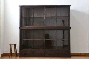 アンティーク家具　古民具・骨董 重厚な金具の付いた大きなガラス収納棚(ガラスケース、飾り棚、ショーケース)