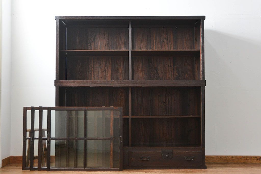 アンティーク家具　古民具・骨董 重厚な金具の付いた大きなガラス収納棚(ガラスケース、飾り棚、ショーケース)