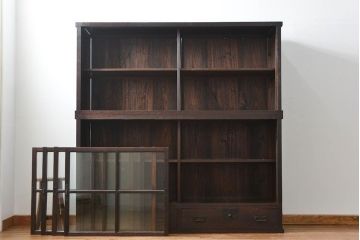 アンティーク家具　古民具・骨董 重厚な金具の付いた大きなガラス収納棚(ガラスケース、飾り棚、ショーケース)