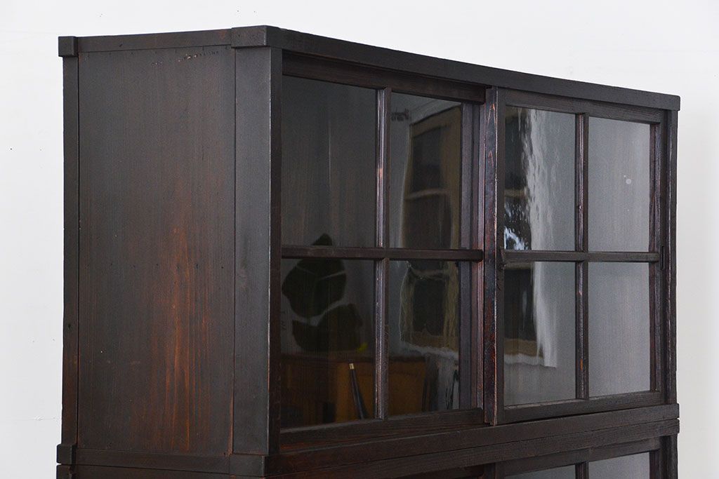 アンティーク家具　古民具・骨董 重厚な金具の付いた大きなガラス収納棚(ガラスケース、飾り棚、ショーケース)