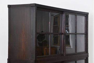 アンティーク家具　古民具・骨董 重厚な金具の付いた大きなガラス収納棚(ガラスケース、飾り棚、ショーケース)