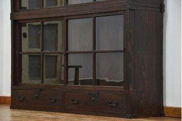 アンティーク家具　古民具・骨董 重厚な金具の付いた大きなガラス収納棚(ガラスケース、飾り棚、ショーケース)