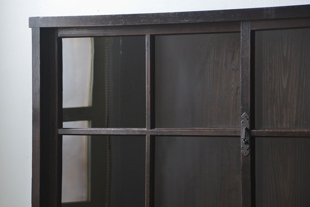 アンティーク家具　古民具・骨董 重厚な金具の付いた大きなガラス収納棚(ガラスケース、飾り棚、ショーケース)