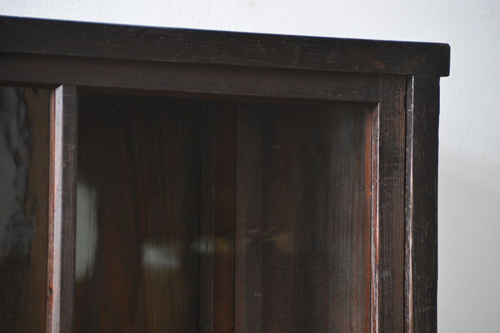 アンティーク家具　古民具・骨董 重厚な金具の付いた大きなガラス収納棚(ガラスケース、飾り棚、ショーケース)