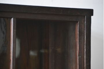 アンティーク家具　古民具・骨董 重厚な金具の付いた大きなガラス収納棚(ガラスケース、飾り棚、ショーケース)