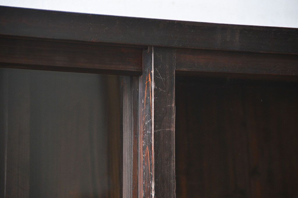 アンティーク家具　古民具・骨董 重厚な金具の付いた大きなガラス収納棚(ガラスケース、飾り棚、ショーケース)