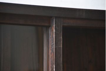 アンティーク家具　古民具・骨董 重厚な金具の付いた大きなガラス収納棚(ガラスケース、飾り棚、ショーケース)