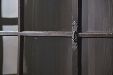 アンティーク家具　古民具・骨董 重厚な金具の付いた大きなガラス収納棚(ガラスケース、飾り棚、ショーケース)