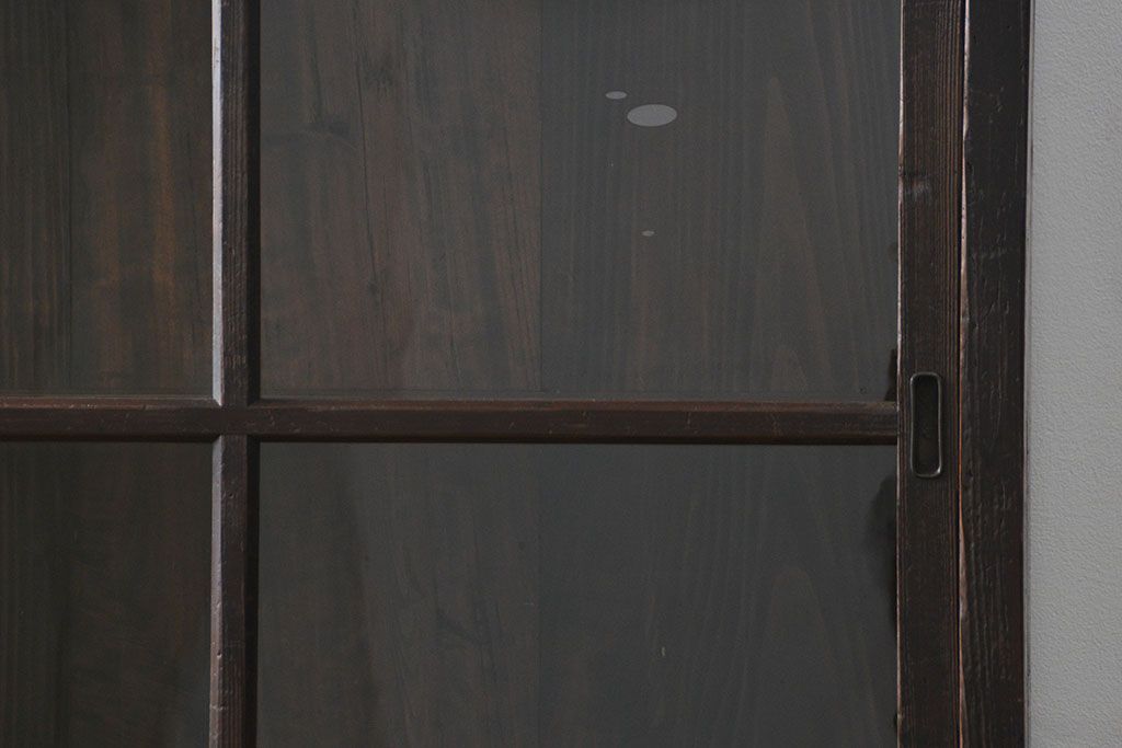 アンティーク家具　古民具・骨董 重厚な金具の付いた大きなガラス収納棚(ガラスケース、飾り棚、ショーケース)