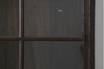 アンティーク家具　古民具・骨董 重厚な金具の付いた大きなガラス収納棚(ガラスケース、飾り棚、ショーケース)