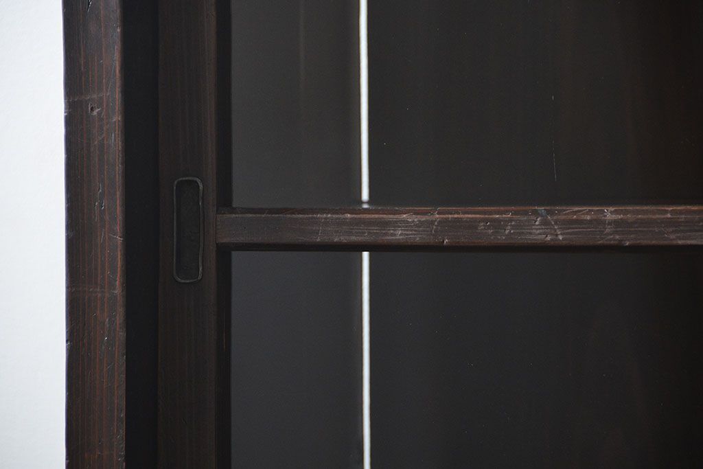 アンティーク家具　古民具・骨董 重厚な金具の付いた大きなガラス収納棚(ガラスケース、飾り棚、ショーケース)