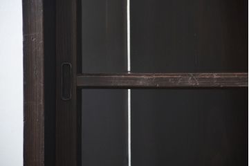 アンティーク家具　古民具・骨董 重厚な金具の付いた大きなガラス収納棚(ガラスケース、飾り棚、ショーケース)